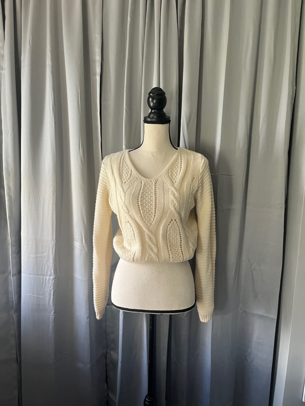 Cream Cable-Knit V-Neck Sweater - Women's Lightweight Layer